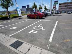 お客様用の駐車場も完備しております。　お車のこと、保険のこと、パーツのこと何でもお気軽にご相談下さい。