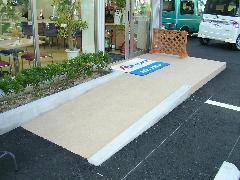 店舗はバリアフリー設計になっており、入り口にはスロープも設置しています！！