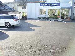 広々とした駐車スペースを確保していますので楽々駐車できます！！