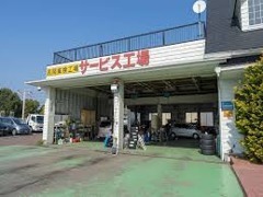 当店の工場は、指定工場です。指定工場だと、お車を陸運局に持ち込まなくても車検が取れますので迅速且つ安心です！