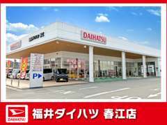 駐車場入り口です。広いのでスイスイ入れます！屋根付き駐車場もございます♪