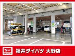 きれいな工場でお客様の愛車を整備します！