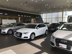 12台展示の新車ショールームと併設。