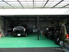 店舗敷地内に工場もございますので、ちょっとしたピット作業ならすぐに対応致します！！作業中は店内にてお待ち下さいませ♪