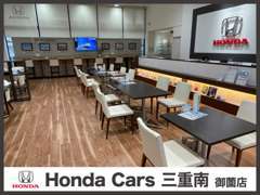 ガラス張りの店内には、明るい光が差し込みます。丸テーブルや、個別スペースもあり、シーンに合わせて使い分け致します。