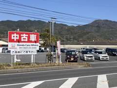 店舗から東へ約100mのお散歩距離に中古車展示場がございます。ご自由にお立ち寄り下さい。