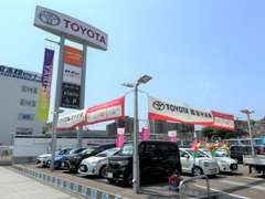 大きなTOYOTA看板が目印です。どうぞお気軽にご来店下さい