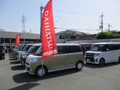 ゆったりとした広い展示場に、常時30台前後の人気＆お買得なお車を展示しております（＾o＾）