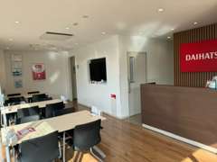 明るくくつろげる商談ルームとなっております♪男女別トイレも設置されています！是非お気軽にご来店ください！