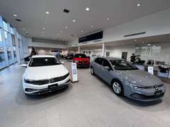VW認定中古車を常時40台以上展示、新車ショールーム・サービス工場併設致しております。