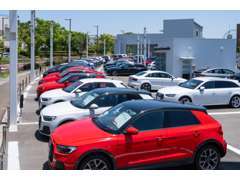 中古車展示場には、常時70台を展示しております。お気軽にお立ち寄り下さい。