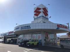 大きな看板が目印です★東名阪道四日市ICから1分！常時80台の在庫を展示している県内唯一の大型直営スズキディ-ラ-です♪