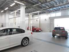店舗に併設のサービス工場でメンテナンスを行います。BMWを知り尽くしたフタッフが確かな技術で対応します。