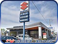 清潔感のある新店舗でございます！中古車以外にも、大型トラック、小型トラック、新車も取り扱っております☆