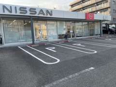 駐車場は、店舗の前に4台スペースがございます。