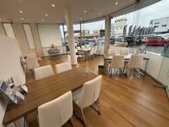 店内は広々とした明るい空間となっております♪