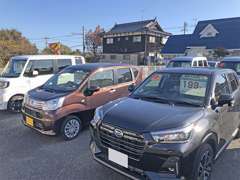 店舗裏に中古車展示場がございます。「中古車だからしっかり確認したい」そんな方もお気軽にご来店ください♪