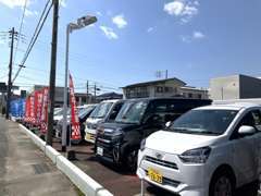 道路沿いに展示車をご用意しております♪気になるお車がございましたらお気軽にご来店くださいませ♪