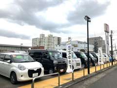 広い展示場に常にたくさんのお車を展示しております。お客様にぴったりのお車を見つけるお手伝いをさせていただきます！