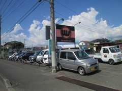 販売店南側には、お客様用駐車スペースも確保しております。車で山梨方面からお越しの際は直接、アプローチが可能です。