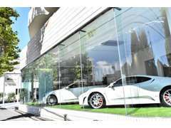 欧州車を中心に様々なお車が入れかわる屋内型ショールームです