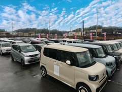 展示場には常時100台以上のお車を展示しています！オールメーカー全車種取り扱い可能です♪