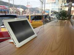 各テーブルにはiPadをおいております。お車の情報や店舗のお得な情報も閲覧できます。