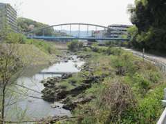 猪名川渓谷ライン、右手に多田大橋西詰交差点100m先です。