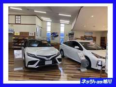 ショールーム内には話題の新車を展示中です。