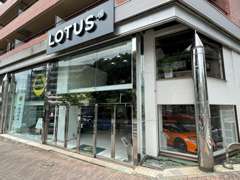 ガラス張りのショールムとなっております。 お客様駐車場は、地下となります。　お気軽に、スタッフまでお声掛け下さい。