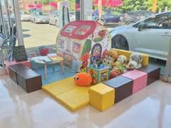 キッズコーナーもございます！小さなお子様連れでも安心してお車をお選びいただけます♪