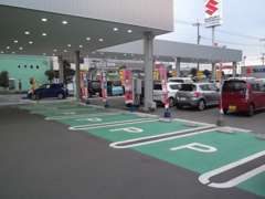 駐車場もたくさんありますので、お気軽にお越しください！