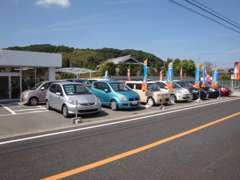 お車の場合、下狛IC降りて約5分/電車をご利用の場合、下狛駅下車約7分のアクセスです☆白い建物を目印にお越し下さい♪