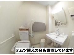 オムツ替えの台を用意したバリアフリーのトイレも設置しています。