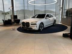 BMWを展示しております。是非、ショールームにお越し下さい