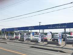 ユーカー展示場・広々してますのでゆっくりと車を見れますよ♪