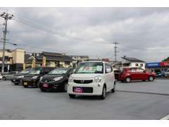 広々とした展示場に、多数の在庫を展示しております。お車もゆっくり見ていただけます。もちろん新車販売もしております。