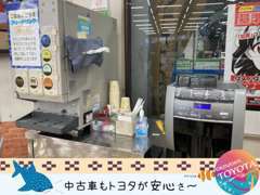 夏は冷たいドリンク、冬は温かいお飲み物をご用意しております。店内でゆっくりとおくつろぎください。