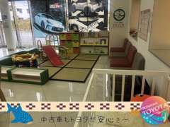 玩具も充実したキッズスペースもあり、小さいお子様がいらしても安心して商談をして頂けます。