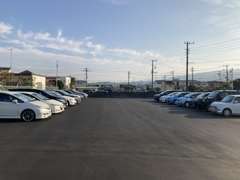 ★厳選した車種をラインナップ★ミニバン・SUV・セダン・ステーションワゴンをサイズ別で展示（写真は第5展示場/300坪）
