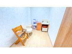 授乳室も完備しております。小さなお子様も一緒にゆっくりお車選びができます。