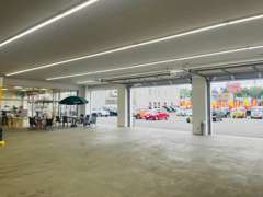 雪の日なども屋内展示場で車を見ることが可能です。屋内商談席のご用意も御座います。