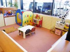 ご家族でのご来店大歓迎！「きっず・るーむ」はビデオ・絵本・パズル・ぬいぐるみ…お子様も飽きない楽しさ。