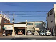 お店は府道14号線（産業道路）沿いにございます。駐車スペース有りますのでお車でのご来店も可能、最寄り駅はJR岸辺駅です。