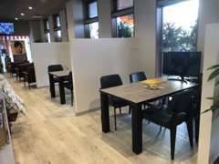 明るく広い店内でお客さまが心地よくお過ごし頂けるよう努めております。