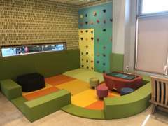 ボルダリングもできちゃう！嬉しいキッズコーナーがございます。