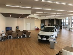 明るく開放的な店内には日産の高品質車を展示しております。ご来店の際は是非じっくりとご覧ください！