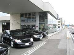 大型展示場に常時100台の保有台数を誇ります。高品質車を幅広く品揃えてます。