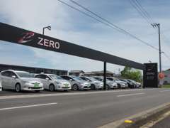 黒と白を基調とした空間にZEROのロゴが目印。高年式ハイブリッドカーがズラリと並んでいます。お気に入りの1台をお選び下さい。