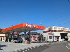 ENEOSのガソリンスタンドに併設された店舗です♪